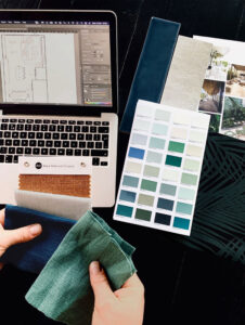 interieur ontwerper aan het werk. Kleurstalen en mood. casa vinkevenos