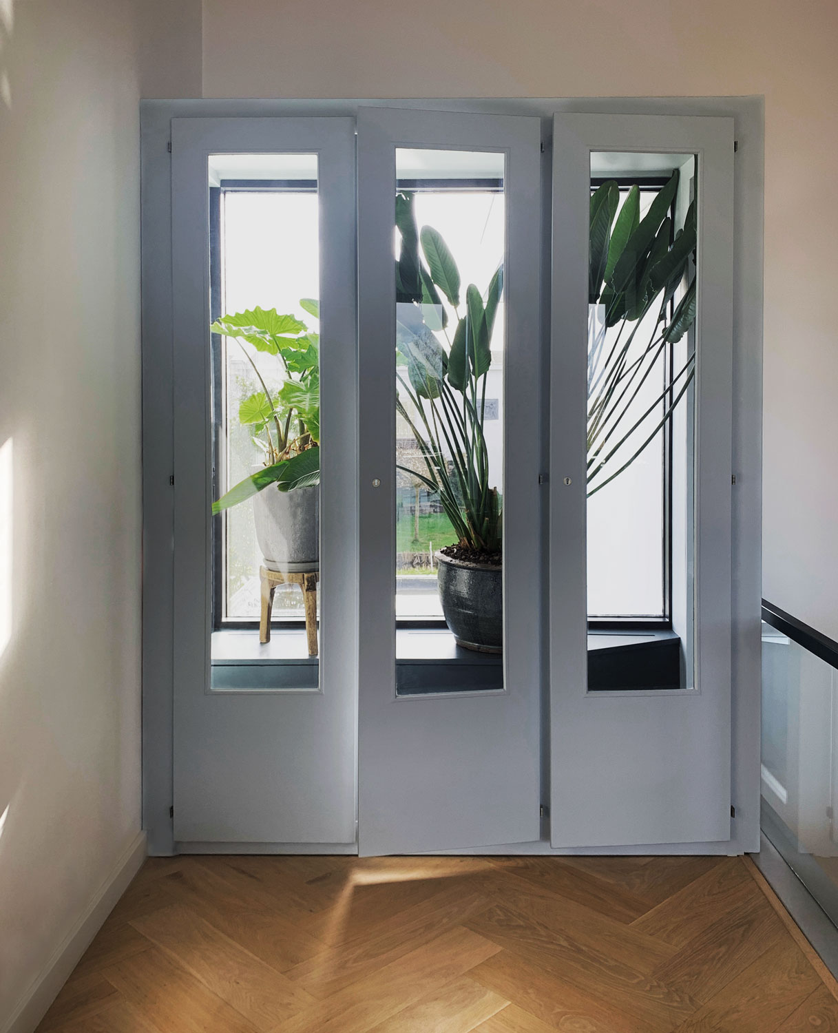 planten in kast, refurbished, maatwerk, groen, visgraat, woonkamer ideeën