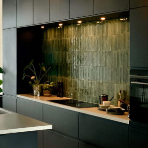 keuken zwart, groene tegeltjes, Marazzi tegels, visgraat vloer eiken