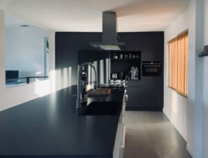 leight keuken, koffiebar, zwart wit, eiken shutters, maatwerk