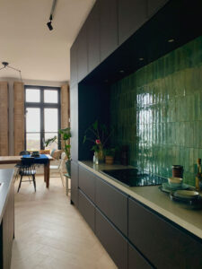 keuken zwart, groene tegeltjes, Marazzi tegels, visgraat vloer eiken