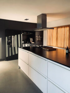 keuken zwart wit, eiken shutters, leicht keuken, aesop