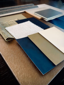 interieur ontwerper aan het werk. Kleurstalen en mood. casa vinkevenos.