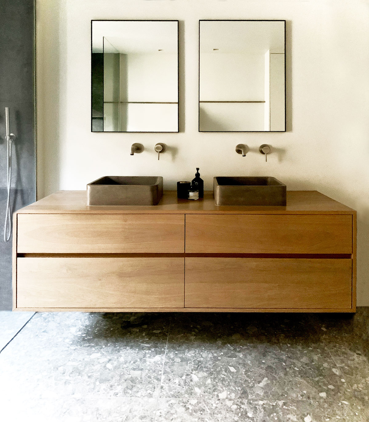 tailor made cabinet maatwerk eiken met grote spiegels en granito vloer