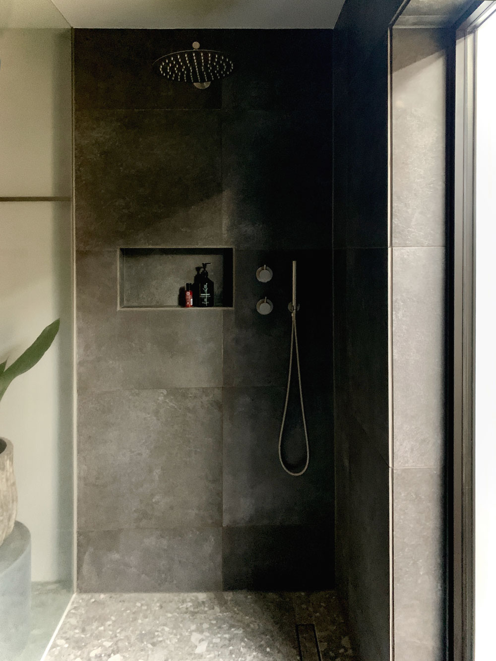 granito tiles zwarte muur tegels rvs regendouche