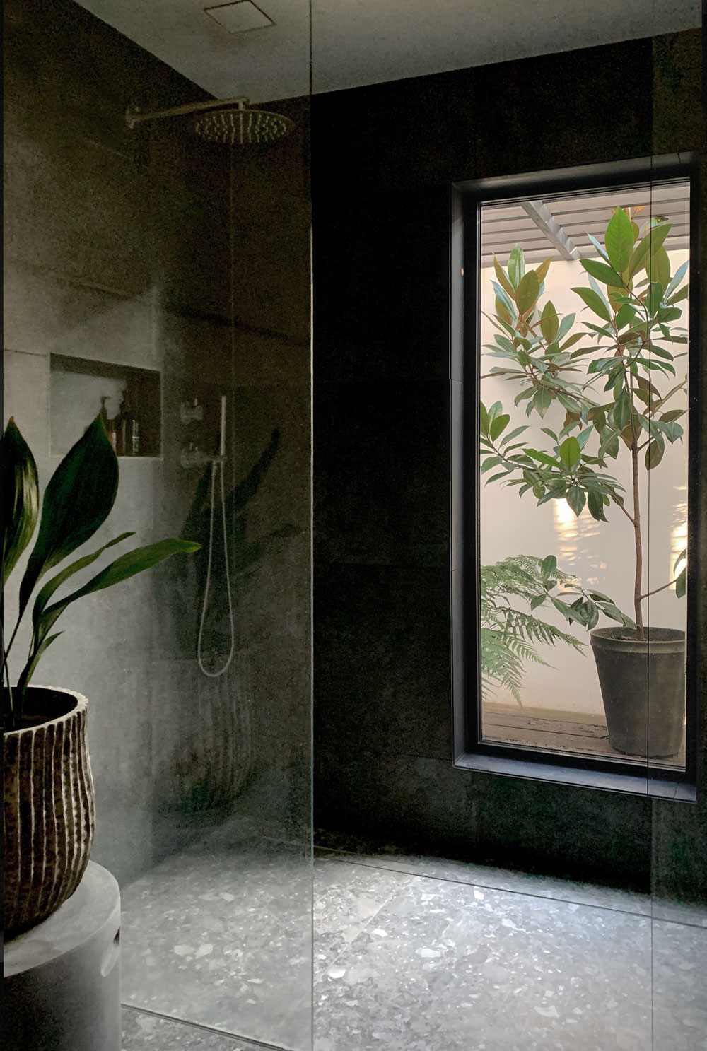 inloop douche met uitzicht over de patio