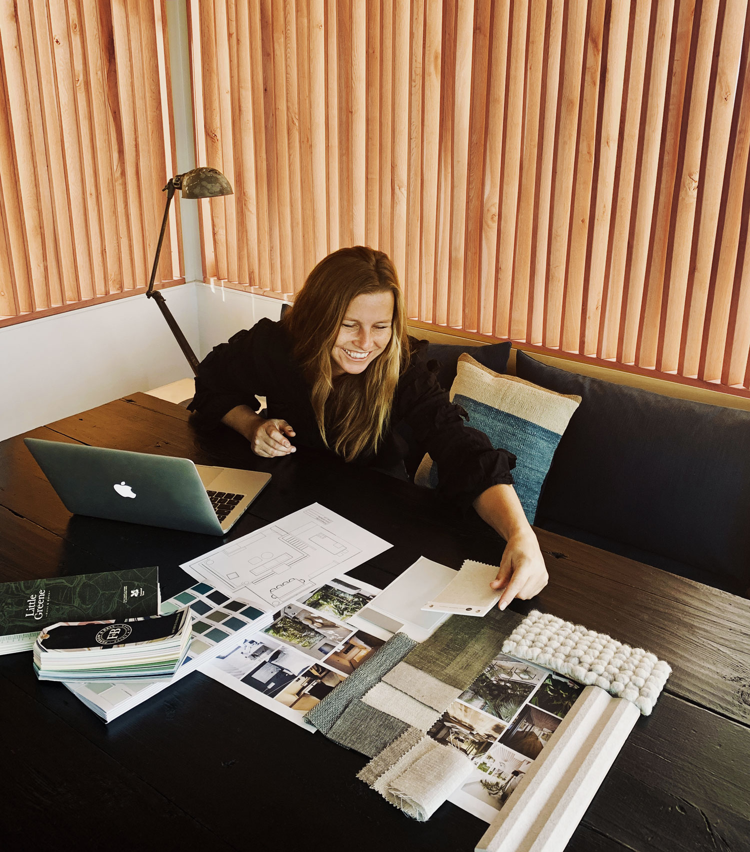 Marloes Oud interieur ontwerper aan het werk